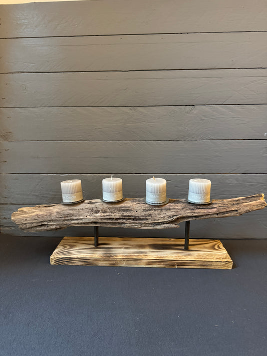 Adventsgesteck „Nordwind“ aus Treibholz – handgefertigte maritime Winterdeko mit vier Teelichtern.