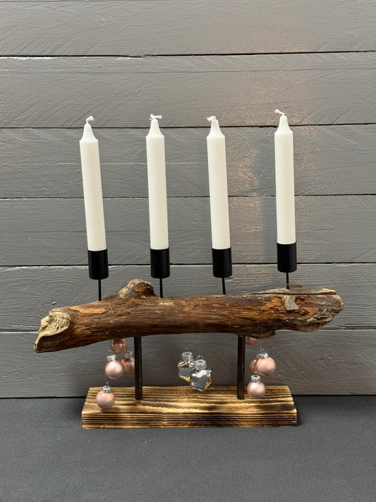 Adventsgesteck aus Treibholz mit rosa Kugeln auf Palettenholz-Sockel