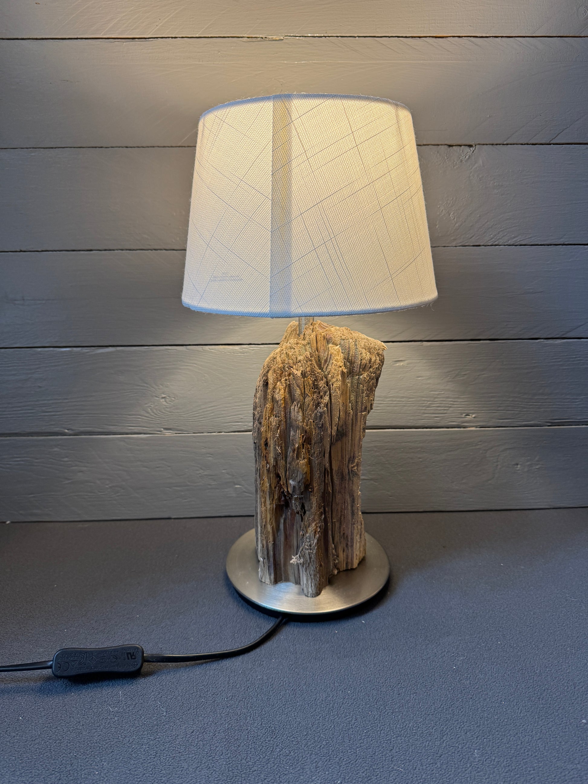 Handgefertigte Lampe aus echtem Strandgut – Geschenkidee für Küstenfreunde