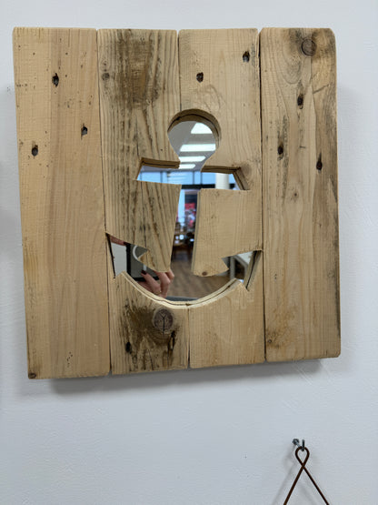Wandspiegel mit Anker aus Palettenholz