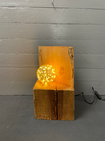 Dachstuhl-Lampe aus recyceltem Holz aus einem alten Bauernhaus