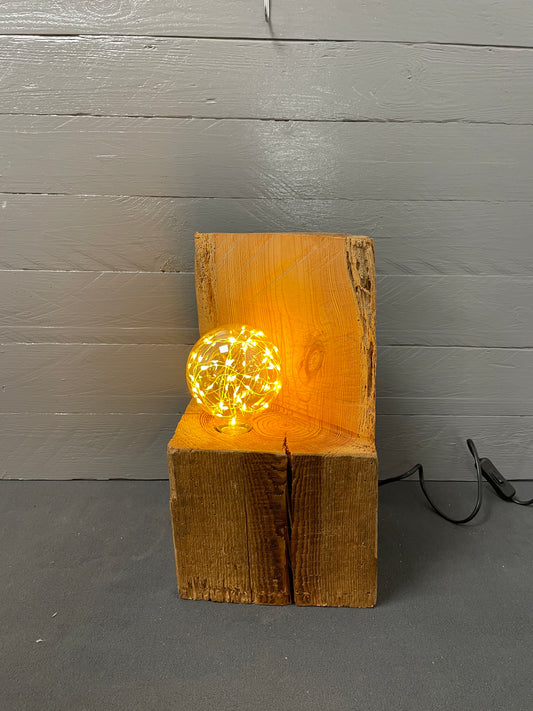 Dachstuhl-Lampe aus recyceltem Holz aus einem alten Bauernhaus
