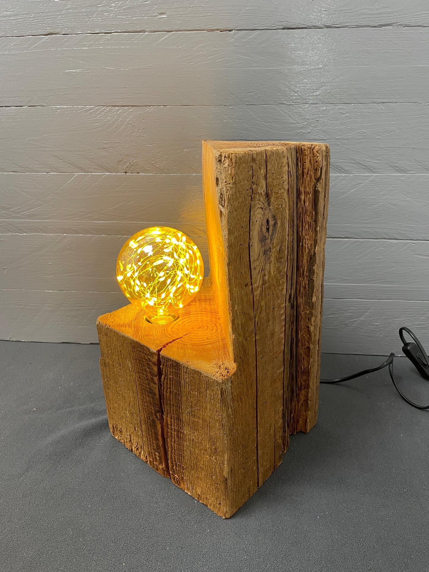 Dachstuhl-Lampe aus recyceltem Holz aus einem alten Bauernhaus