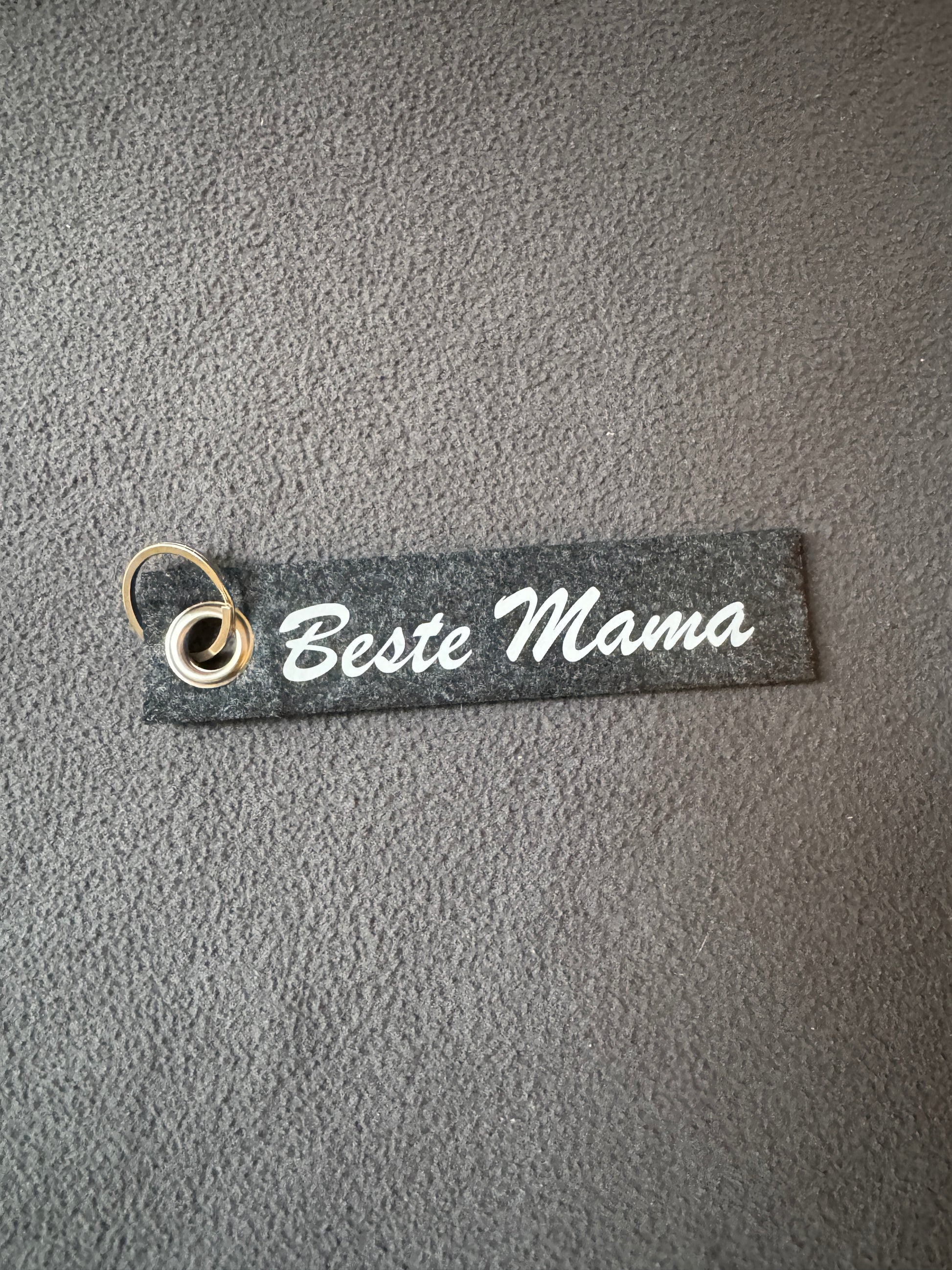 Filzanhänger mit dem Schriftzug „Beste Mama“, liebevolles Geschenk.