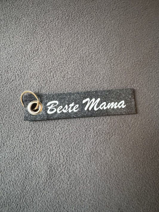 Filzanhänger mit dem Schriftzug „Beste Mama“, liebevolles Geschenk.
