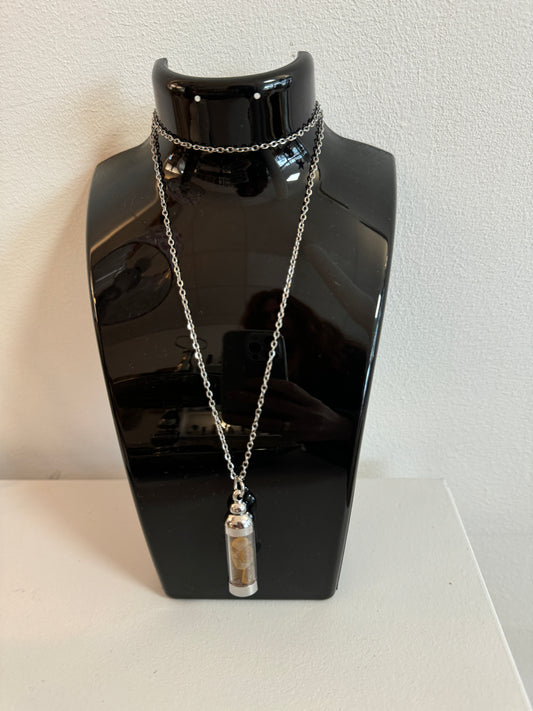 Natürliche Meerglas-Kette in Braun – Unikat-Anhänger aus recyceltem Ostsee-Glas.