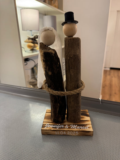 Handgefertigtes Treibholz-Brautpaar aus Ostsee-Treibholz mit Schleier und Zylinder mit Namen und Datum.