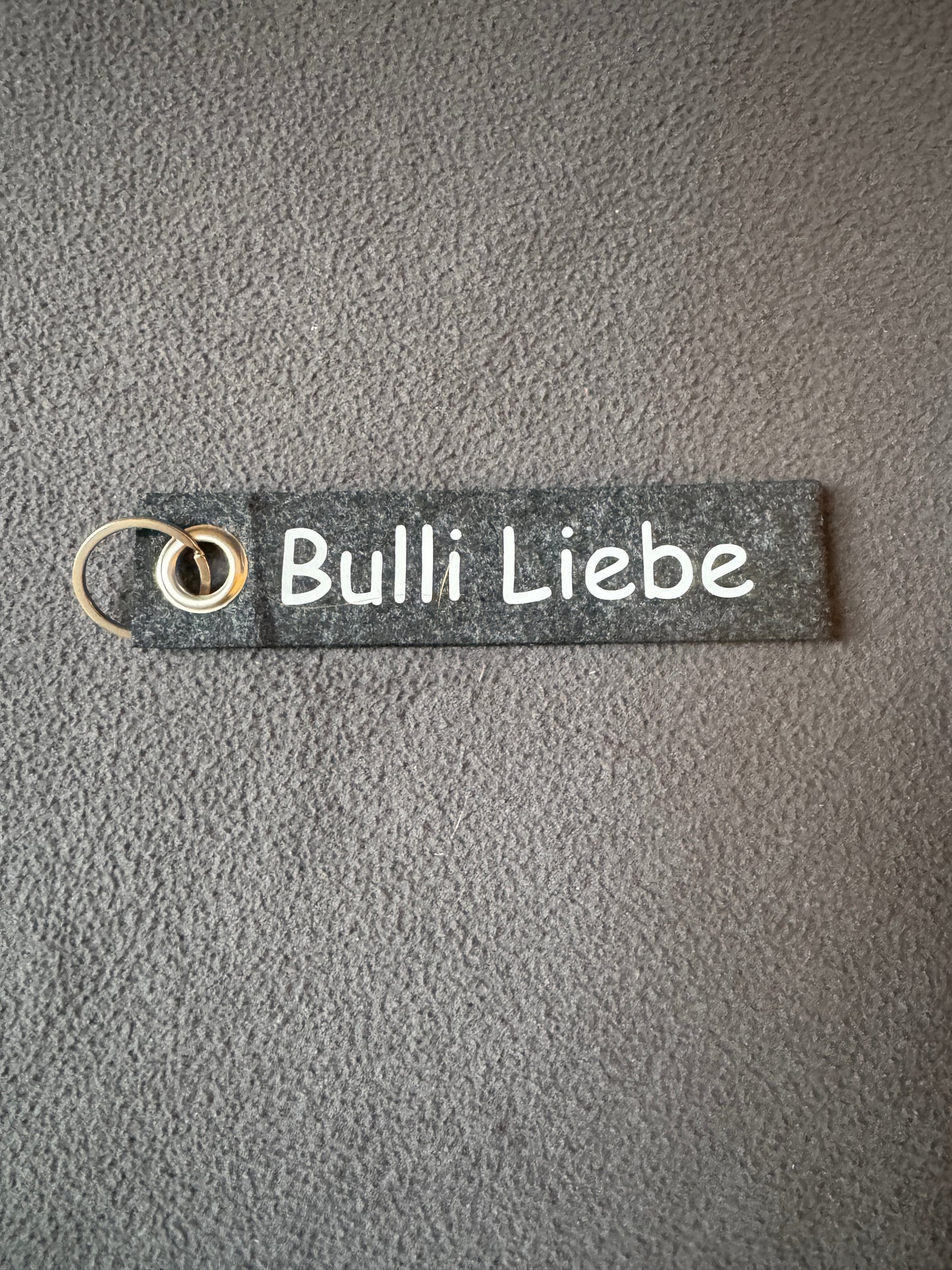Schlüsselanhänger aus Filz mit dem Spruch „Bulli Liebe“, maritimer Stil.