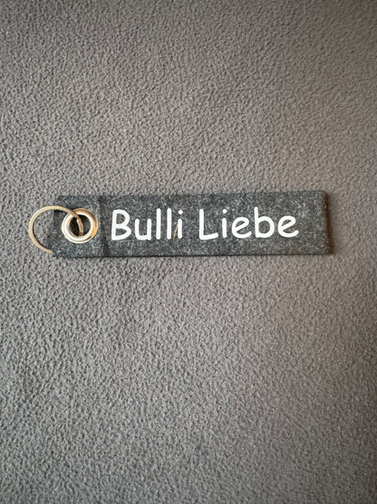 Schlüsselanhänger aus Filz mit dem Spruch „Bulli Liebe“, maritimer Stil.