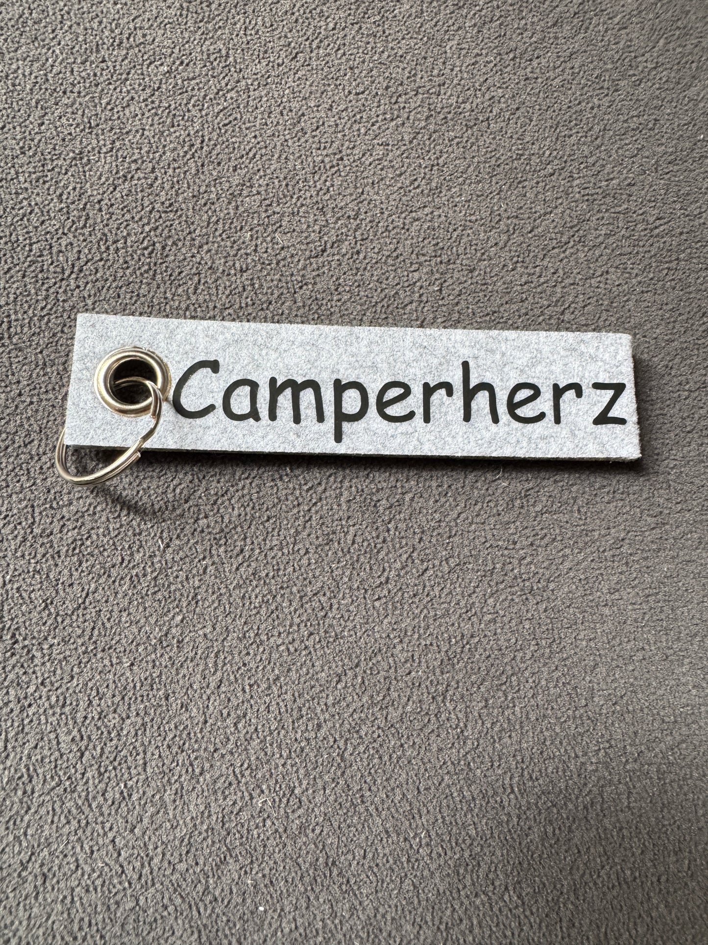 Schlüsselanhänger aus Filz mit dem Spruch „Camperherz", maritimer Stil.