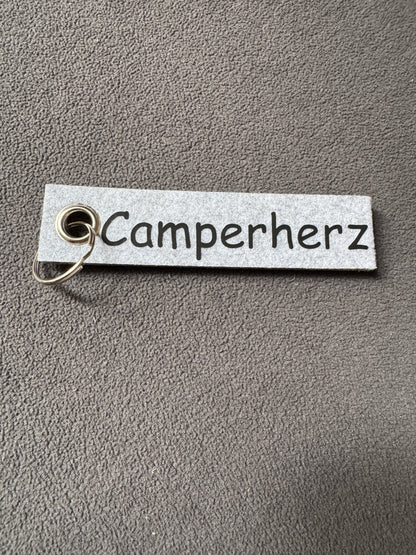 Schlüsselanhänger aus Filz mit dem Spruch „Camperherz", maritimer Stil.