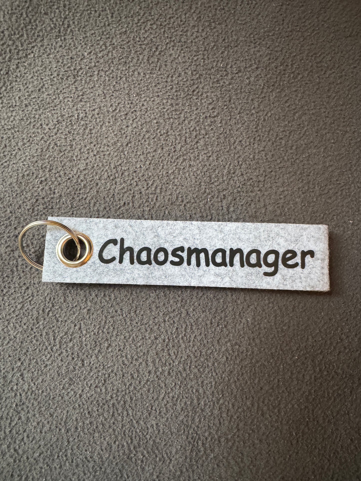 Kreativer Filzanhänger „Chaosmanager“ – witziges Geschenk.