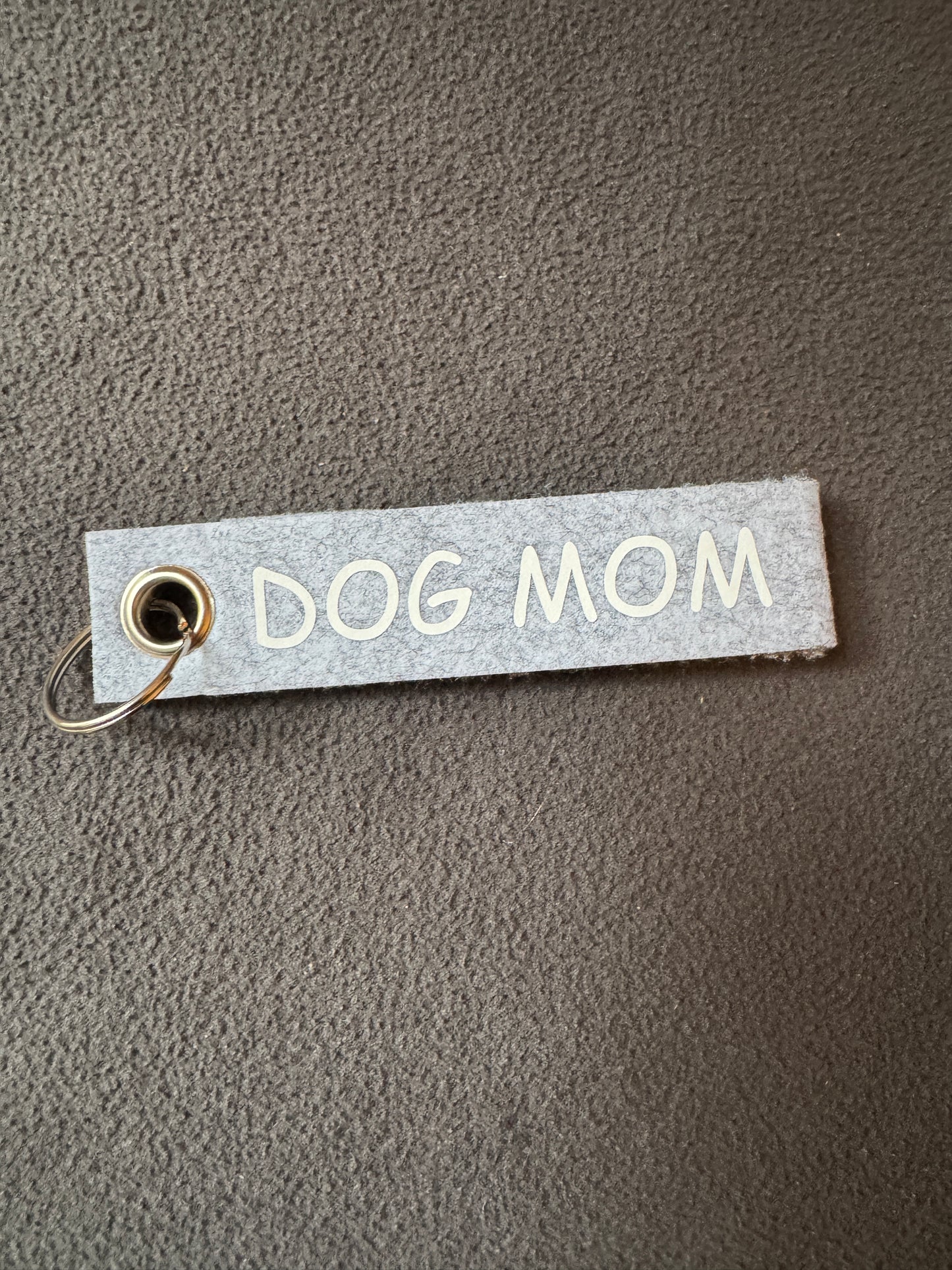 Filz-Schlüsselanhänger für Haustierbesitzer mit dem Text „DOG MOM“.