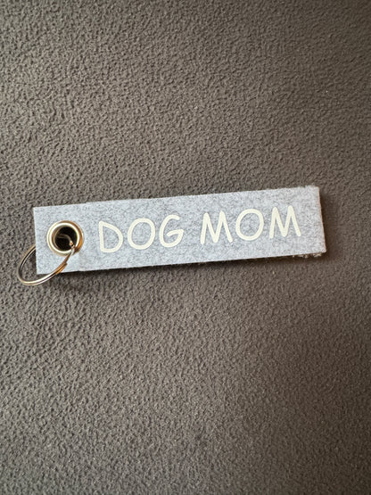 Filz-Schlüsselanhänger für Haustierbesitzer mit dem Text „DOG MOM“.