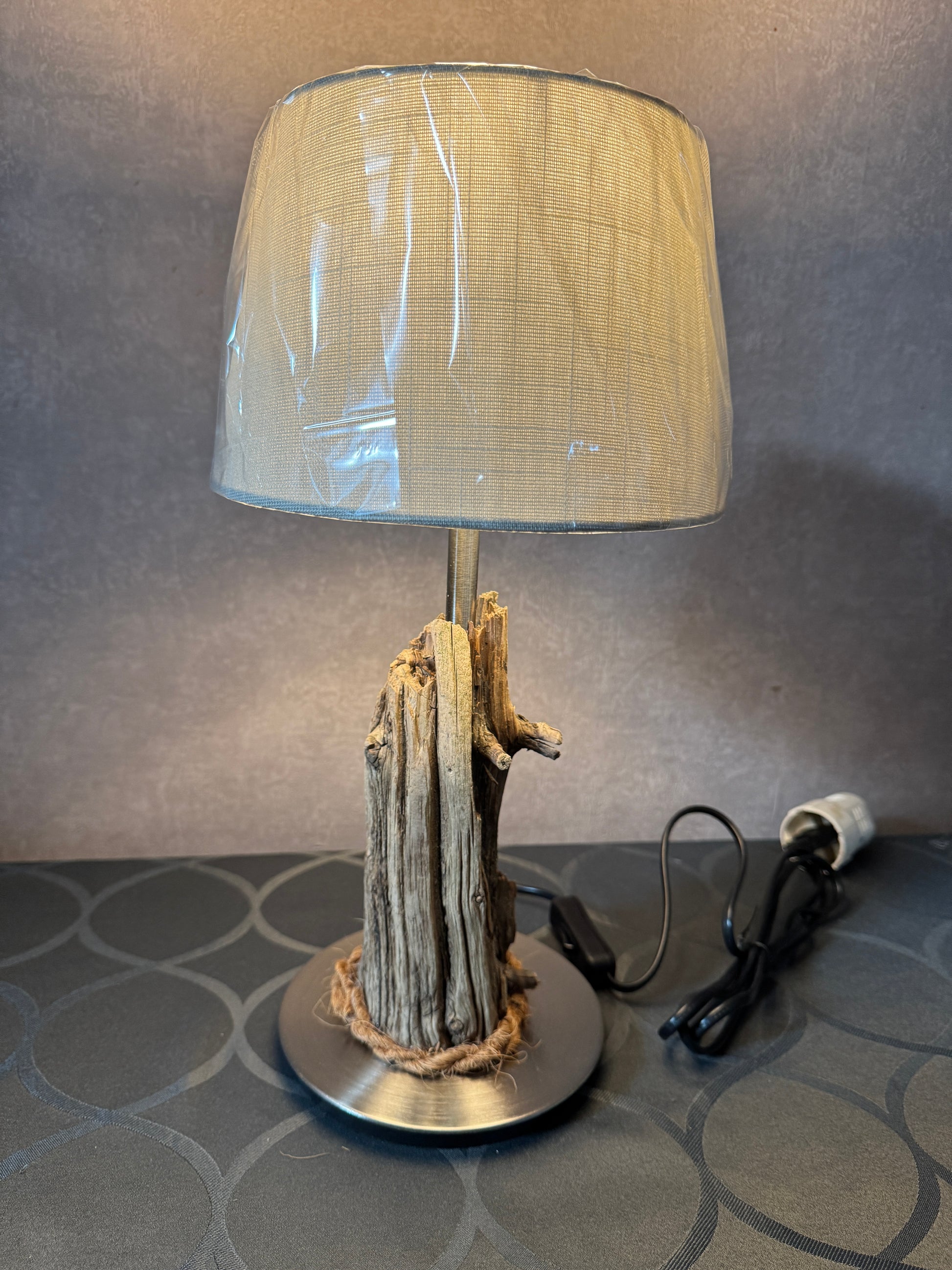 Warmes Licht & norddeutscher Charme – Treibholzlampe bei Nacht