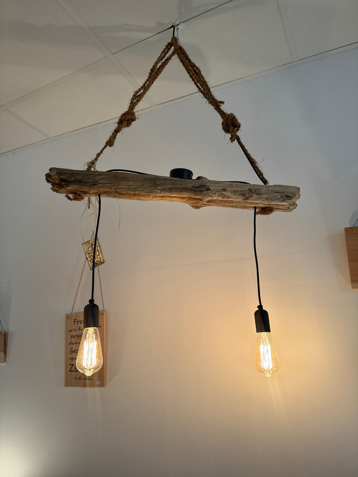 Treibholz-Hängelampe 2-flammig mit Tau-Aufhängung und warmem Licht – handgefertigtes Ostsee-Unikat aus Eckernförde.