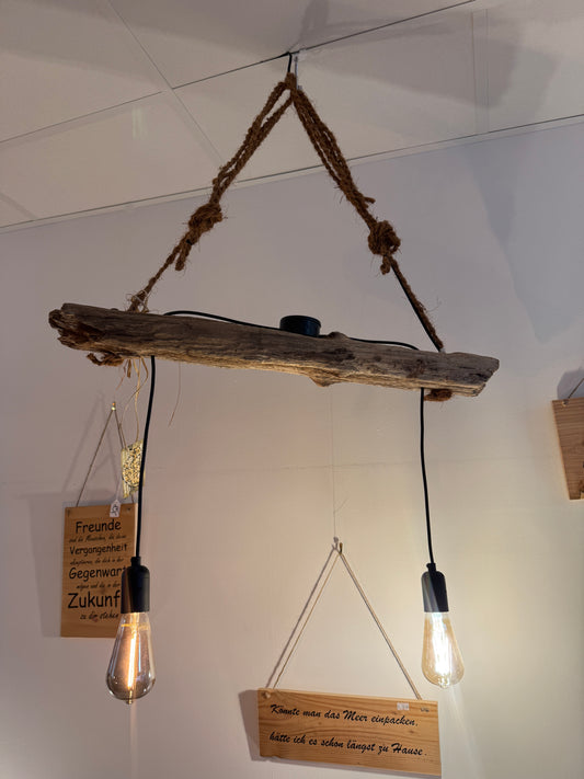 2-flammige Treibholz-Hängelampe mit Tau-Aufhängung und warmem Licht – handgefertigtes Ostsee-Unikat aus Eckernförde.