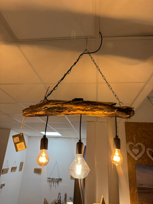 Handgefertigte 3-flammige Hängelampe aus echtem Ostsee-Treibholz mit warmem Licht – nachhaltiges Unikat aus Eckernförde.