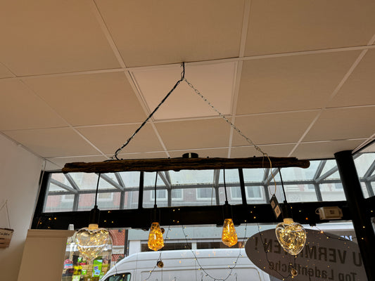 Treibholz-Hängelampe mit 4 Fassungen für dekorative Leuchtmittel – handgefertigtes Ostseeholz-Unikat an Metallkette.