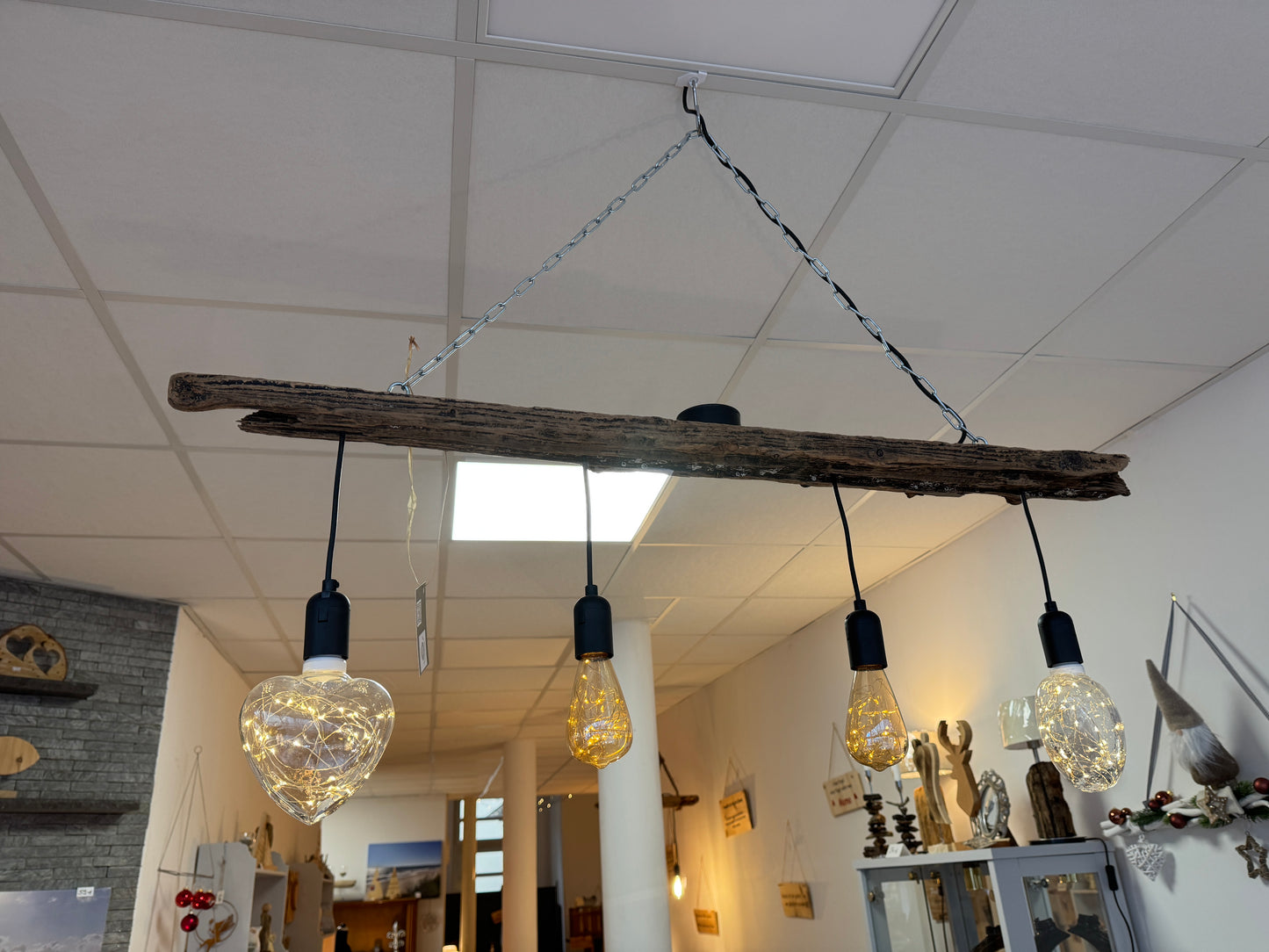 4-flammige Treibholz-Hängelampe mit dekorativen Leuchtmitteln – handgefertigtes Ostseeholz-Unikat an Metallkette.