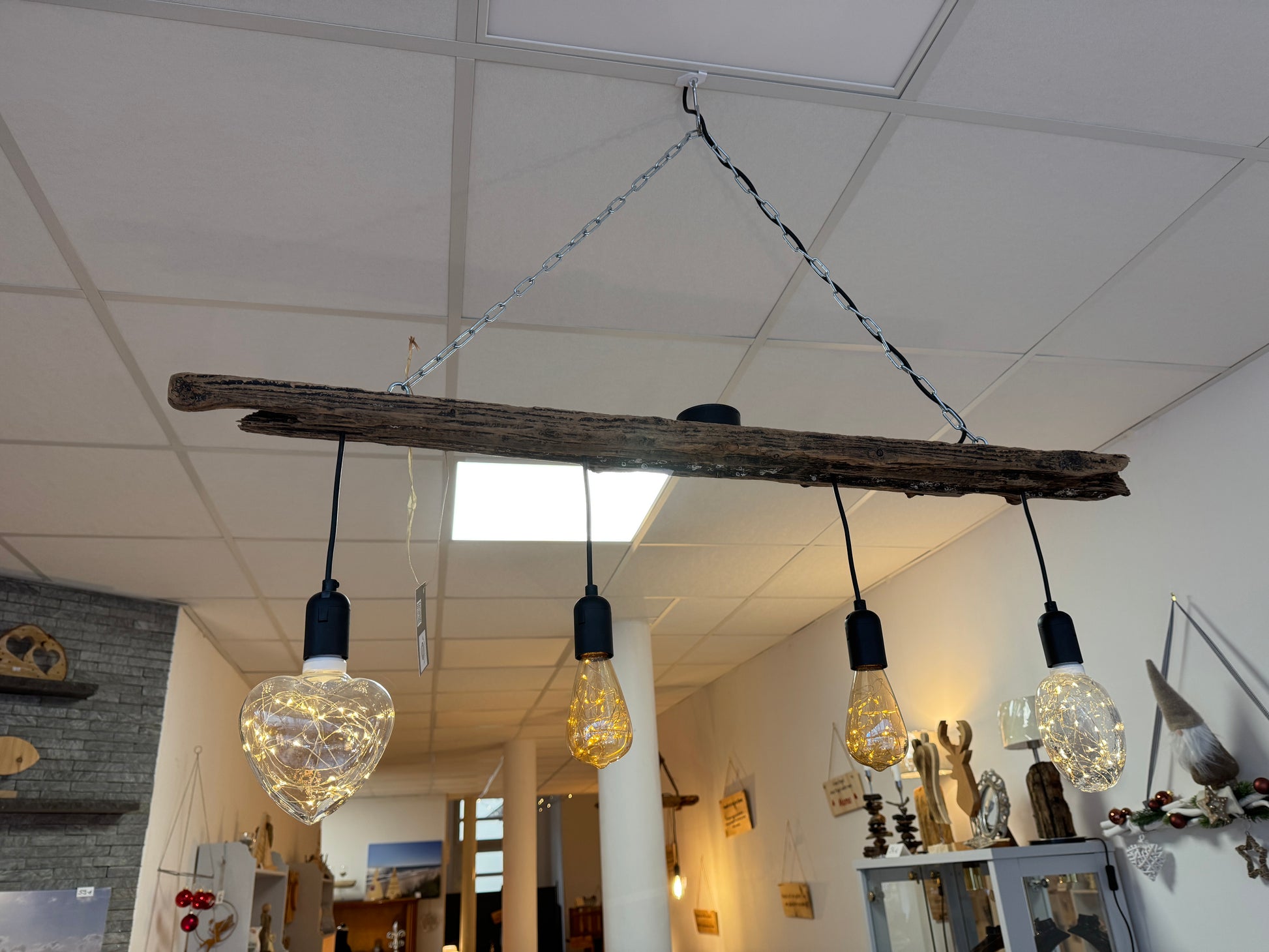4-flammige Treibholz-Hängelampe mit dekorativen Leuchtmitteln – handgefertigtes Ostseeholz-Unikat an Metallkette.