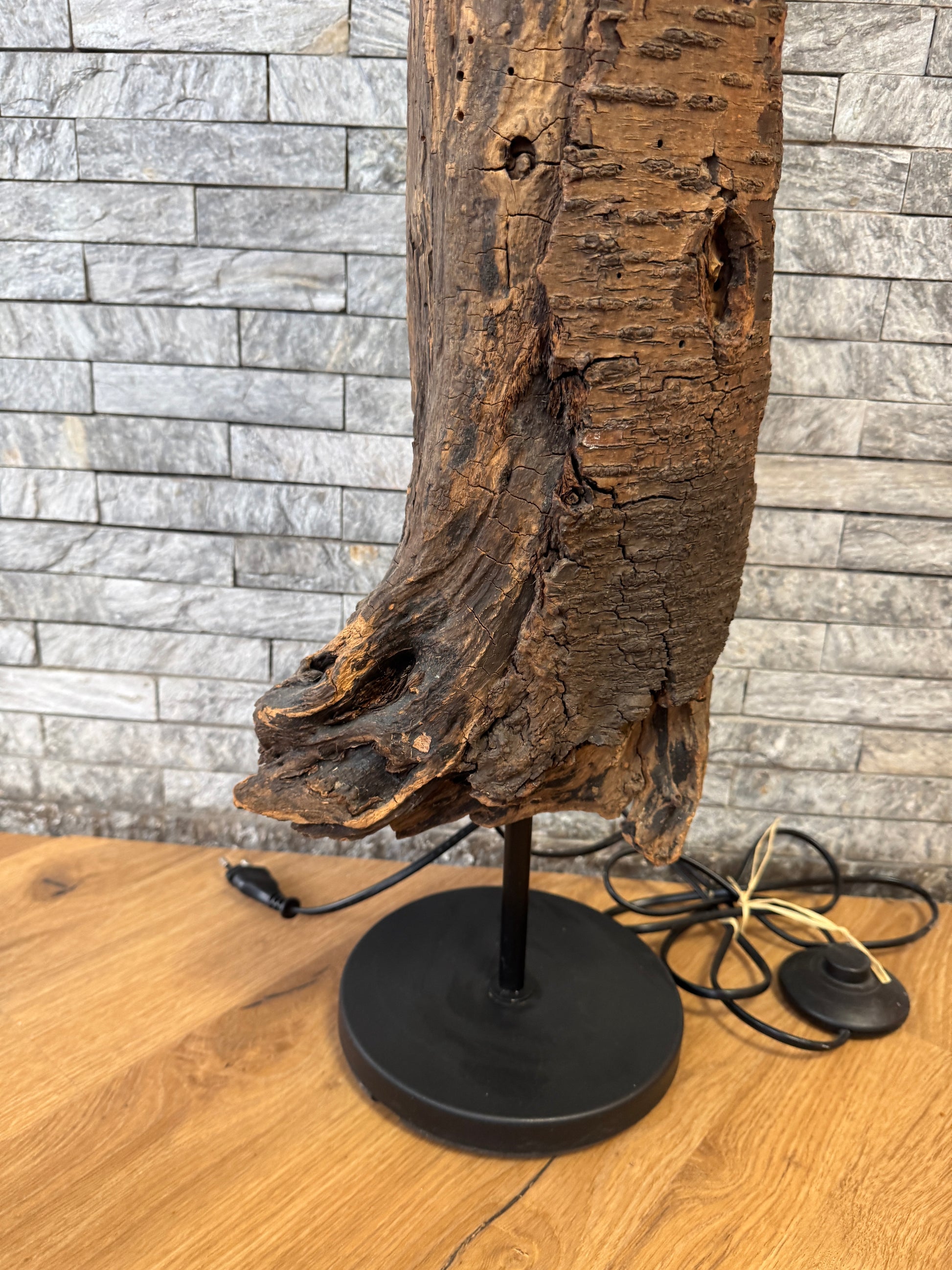 Detailaufnahme der natürlichen Maserung und Struktur des Ostsee-Treibholzes der Stehlampe Ostseelicht Damp