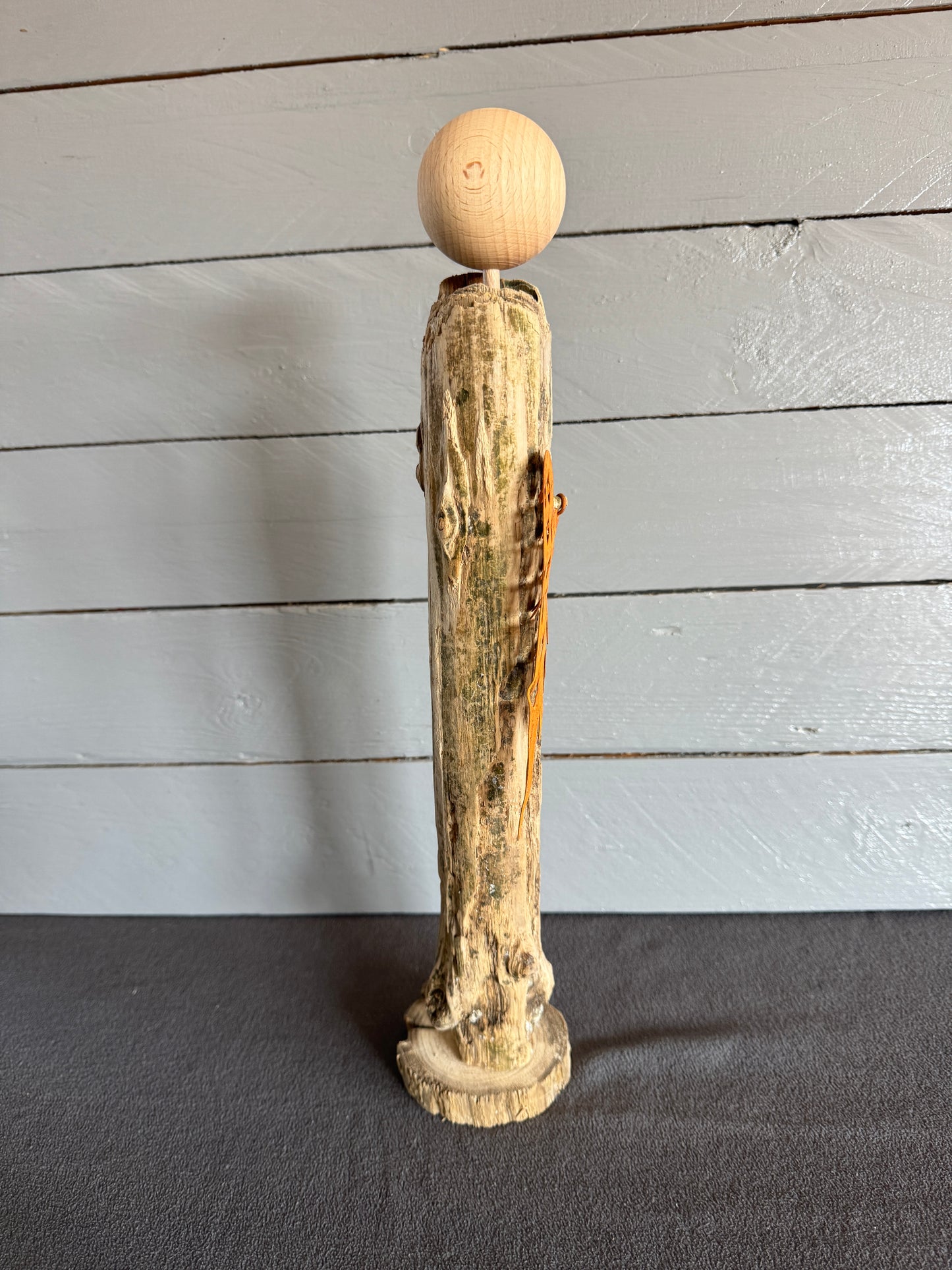 Detail Treibholz Engel Healiel Holzmaserung Metallflügel Nordsee