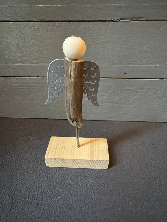 Handgefertigter Engel Aquariel aus Treibholz mit silbernen Flügeln