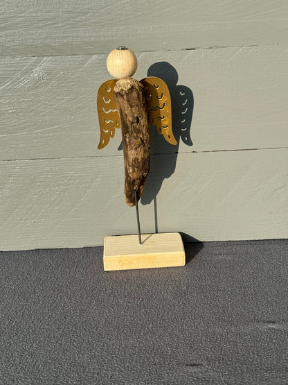 Engel Chamuel aus Treibholz mit goldenen Flügeln – Symbol der Liebe