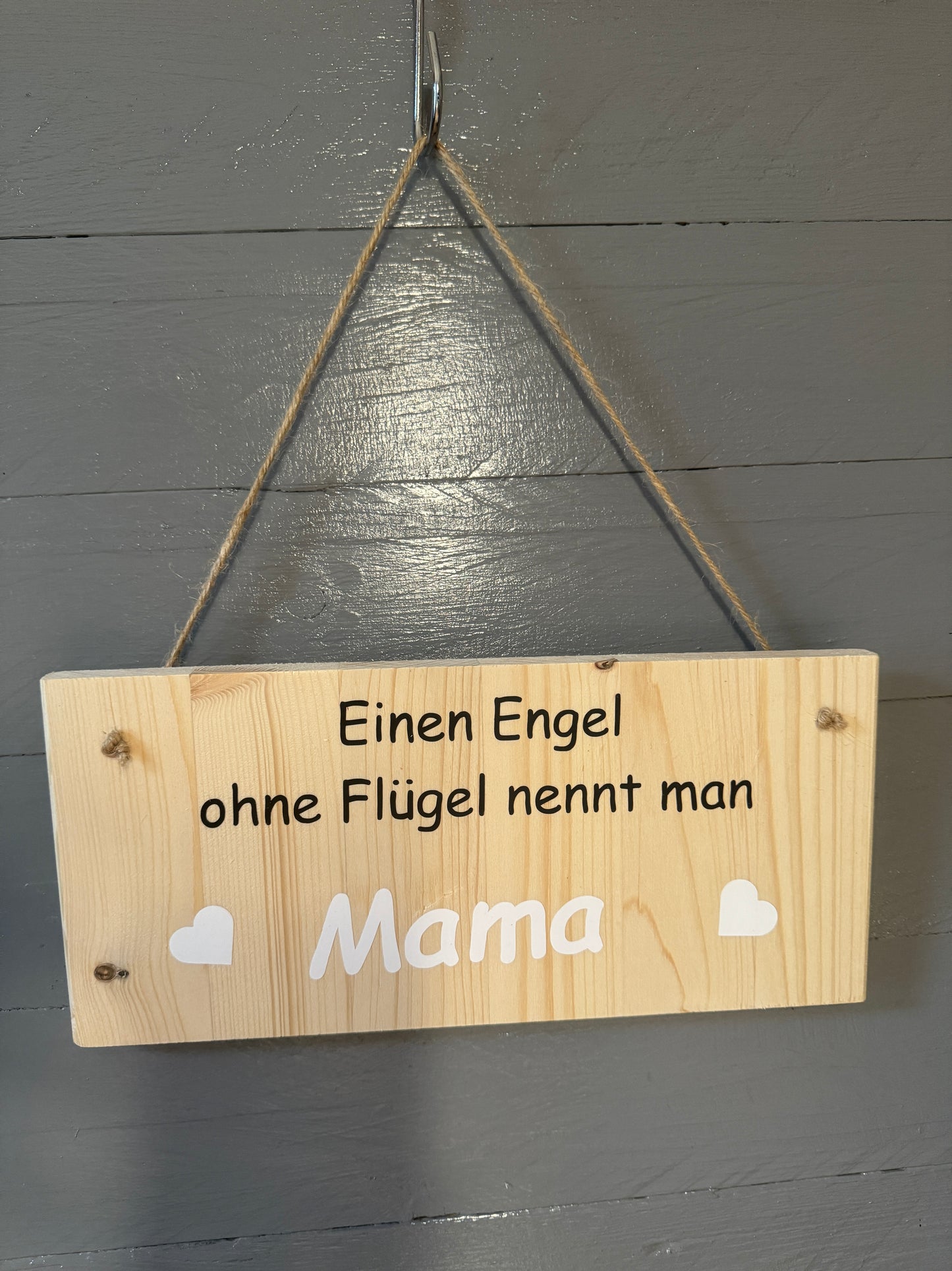 Handgefertigtes Holzschild „Einen Engel ohne Flügel nennt man Mama“ mit Sisalaufhängung