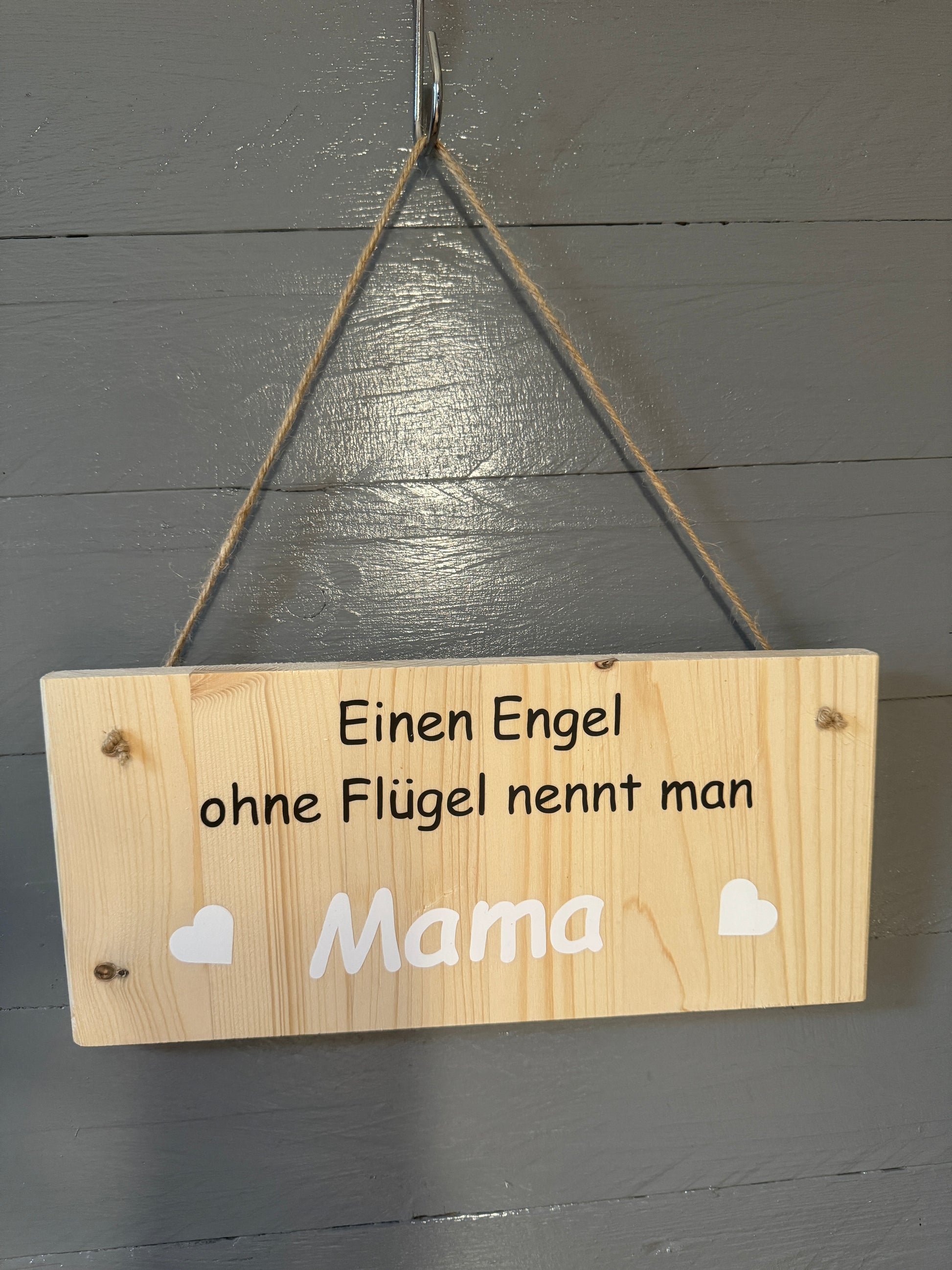 Handgefertigtes Holzschild „Einen Engel ohne Flügel nennt man Mama“ mit Sisalaufhängung