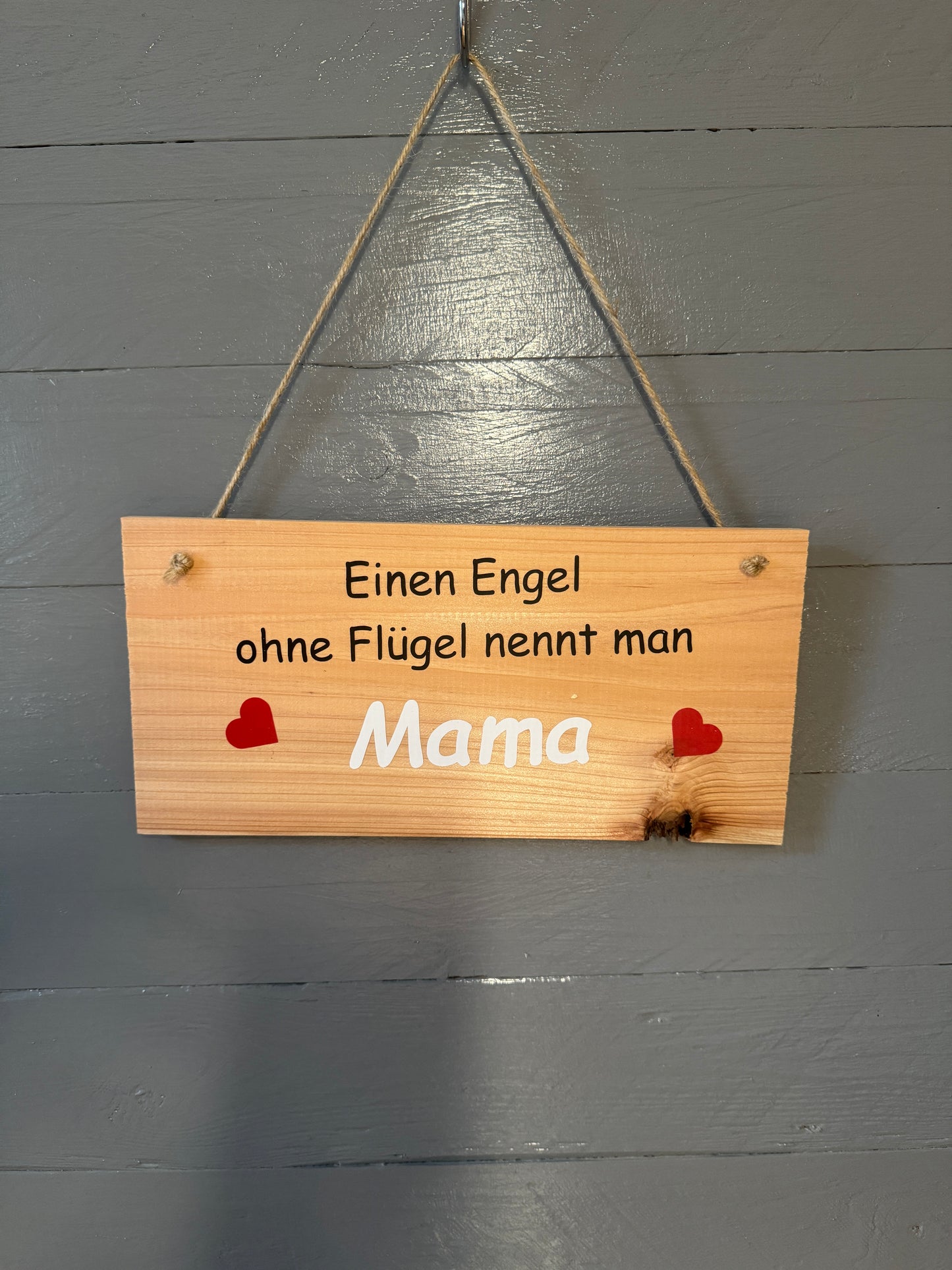Handgefertigtes Holzschild „Einen Engel ohne Flügel nennt man Mama“ 