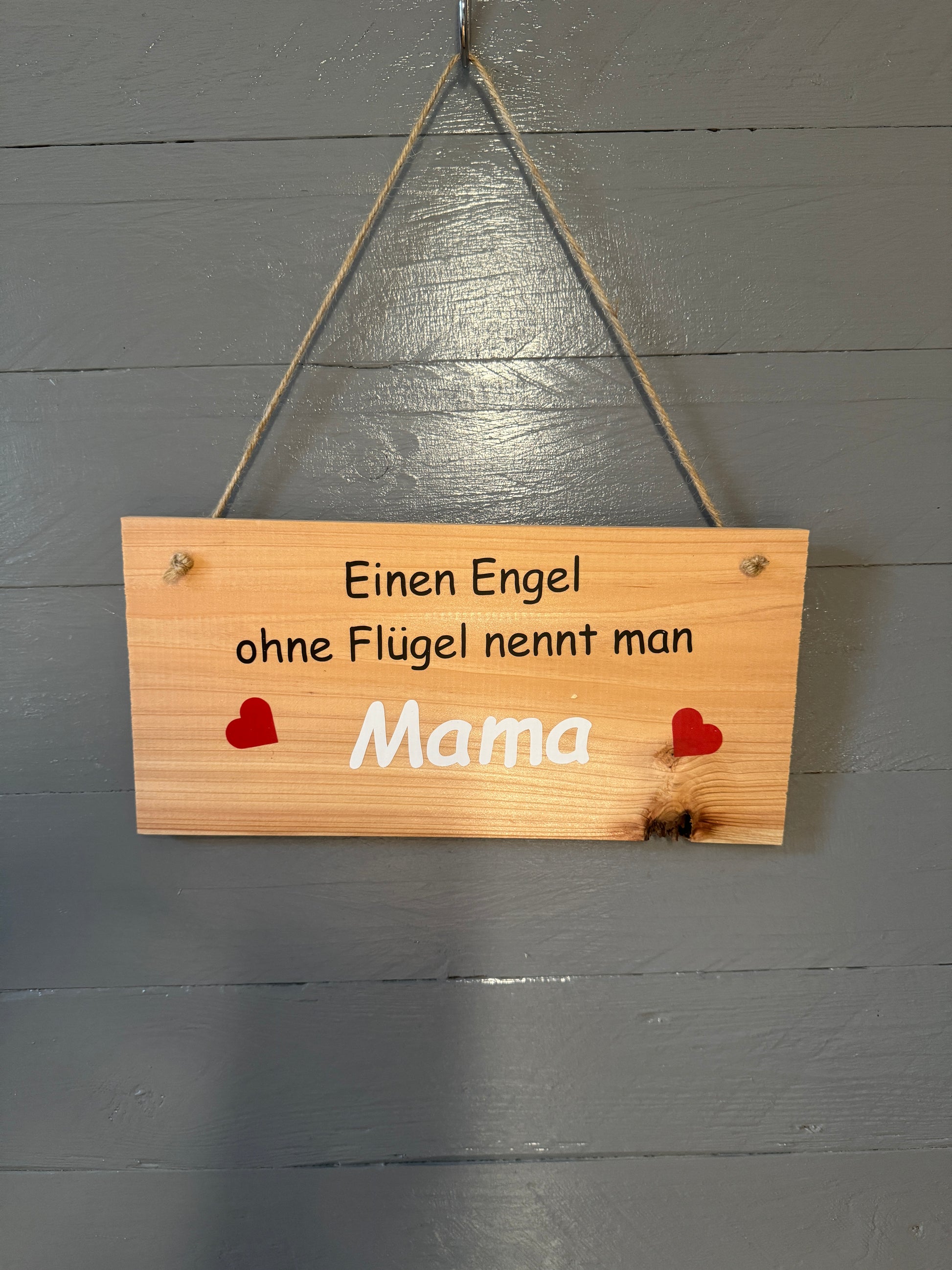 Handgefertigtes Holzschild „Einen Engel ohne Flügel nennt man Mama“ 