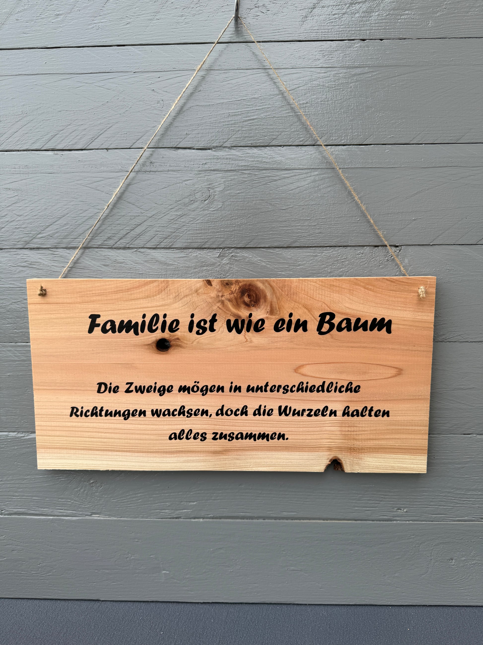 Handgefertigtes Holzschild mit Sisalband – liebevolle Familien-Deko fürs Zuhause