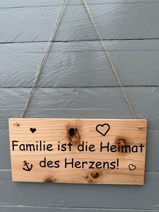 Rustikales Holzschild mit Sisalband – liebevolle Familien-Deko fürs Zuhause