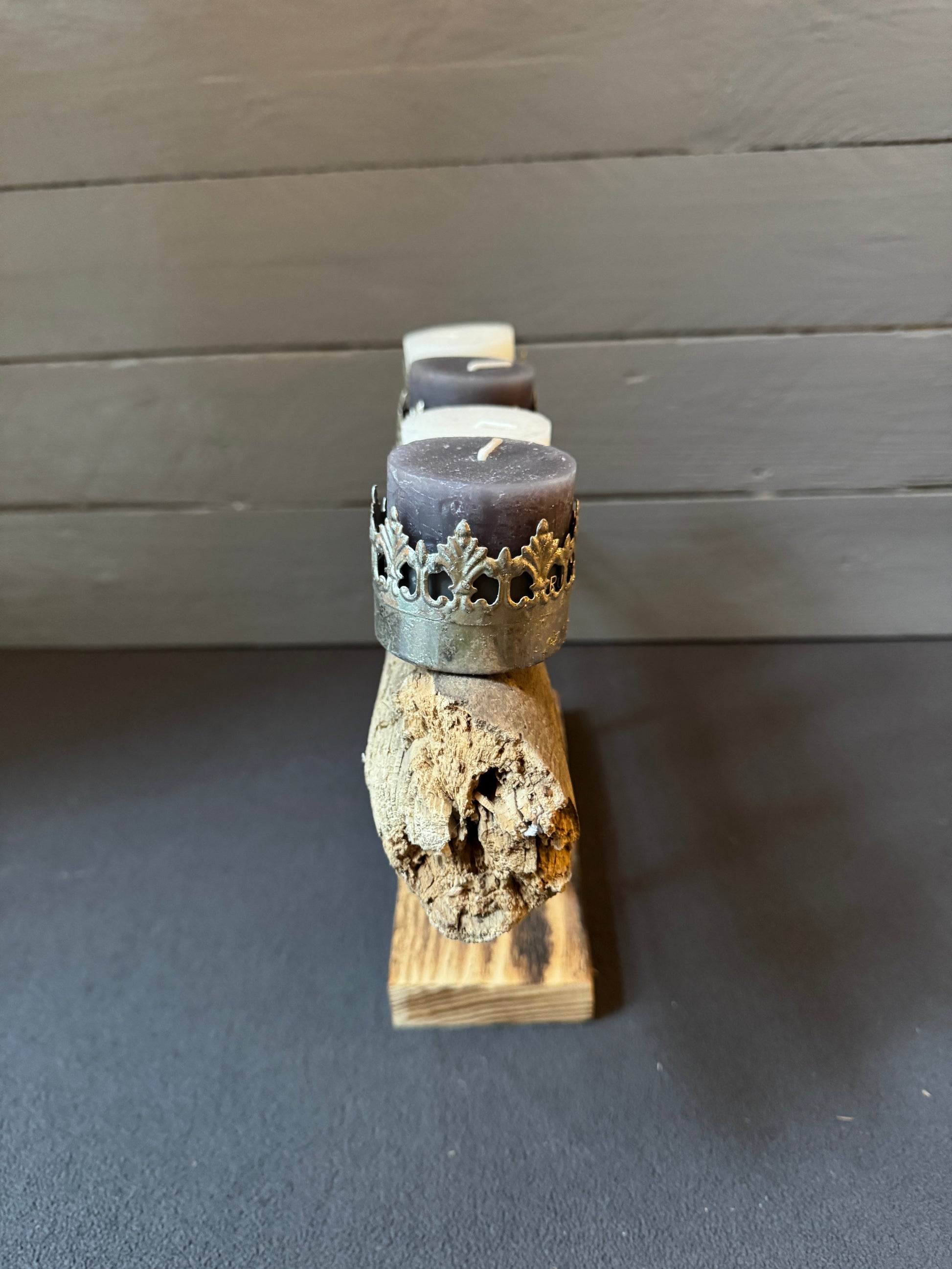 Detailaufnahme Treibholz-Gesteck „Kronenzauber“ – handgefertigte Kerzendeko mit edlen Kronen und rustikalem Holz.