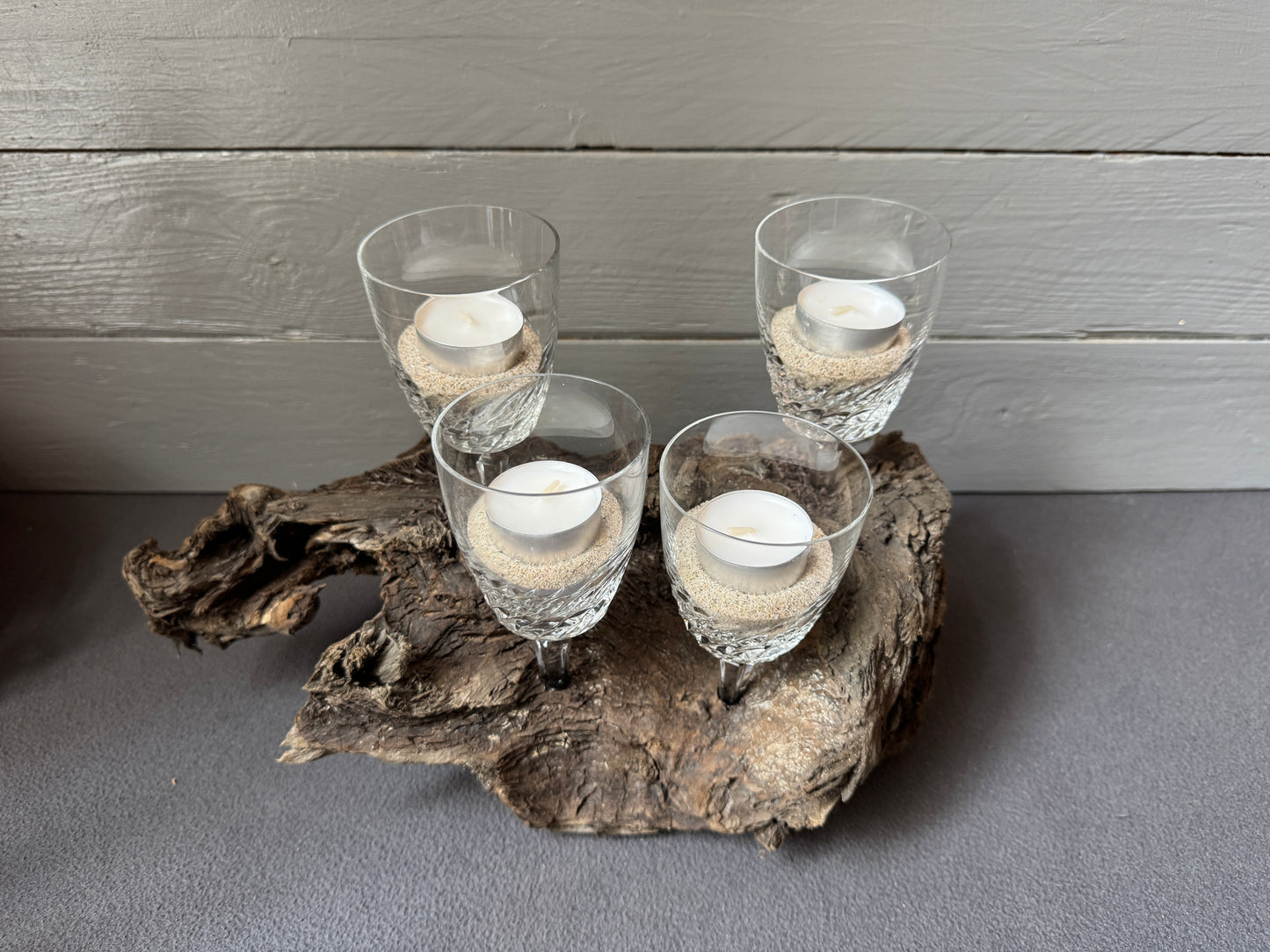 Adventsgesteck Winter – Detailaufnahme aus Ostsee-Treibholz mit alten Weingläsern als Kerzenhalter