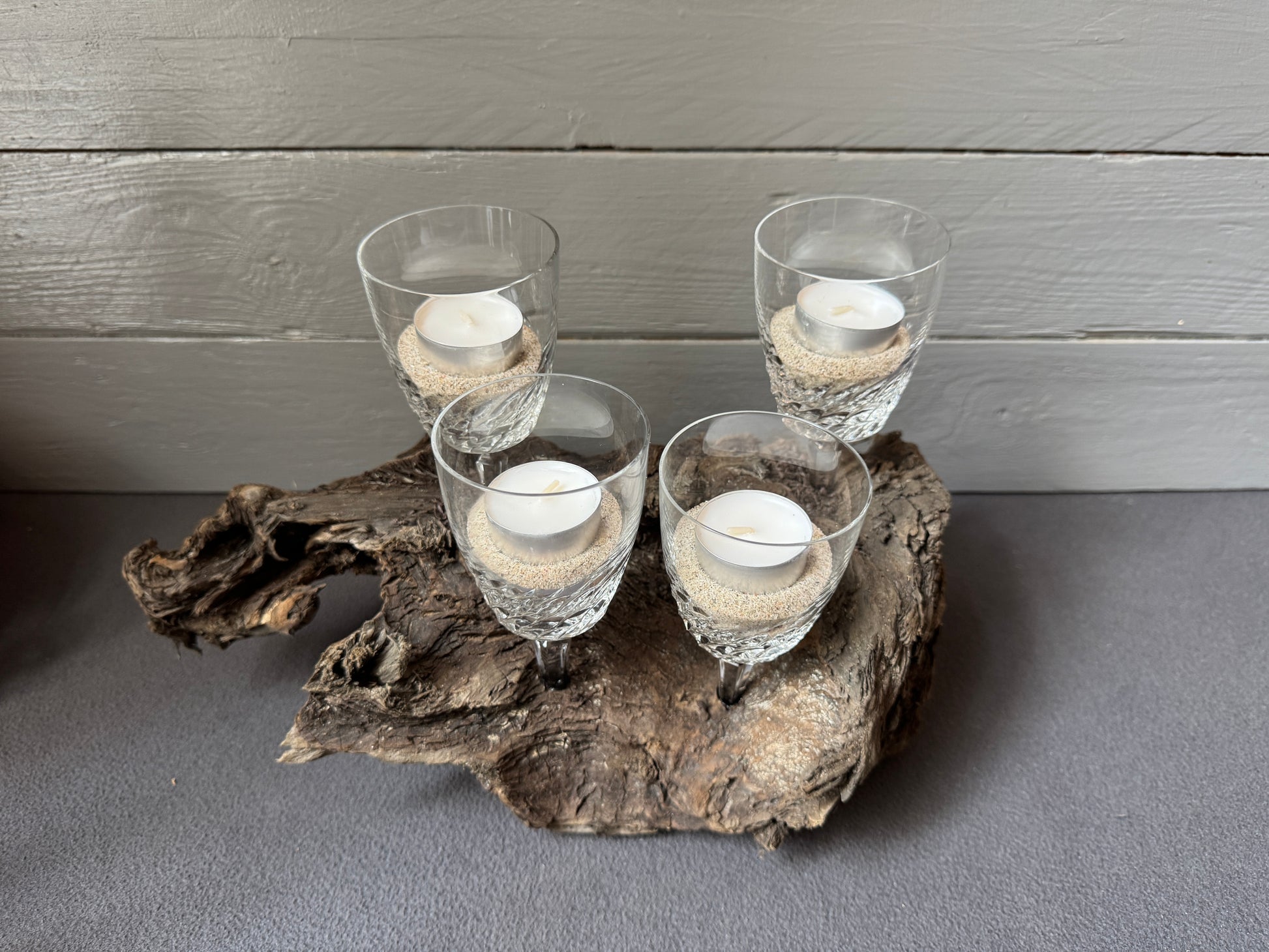 Adventsgesteck Winter – Detailaufnahme aus Ostsee-Treibholz mit alten Weingläsern als Kerzenhalter