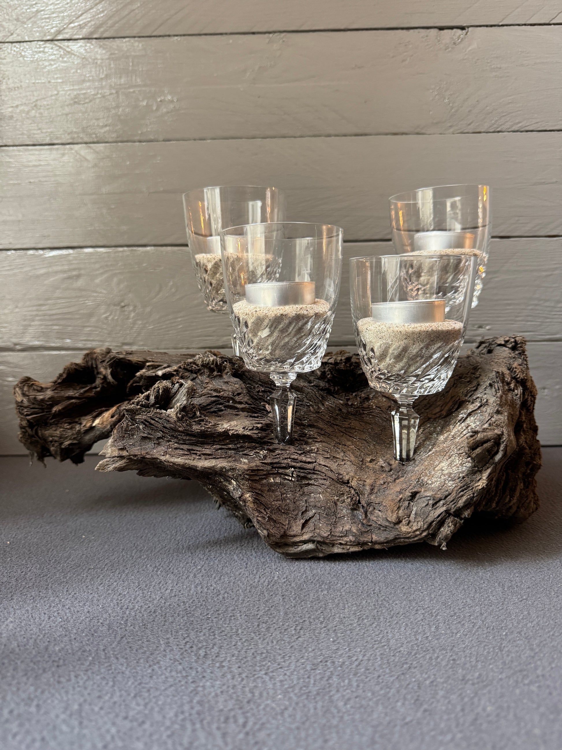 Maritimes Adventsgesteck Winter aus Treibholz – nachhaltige Weihnachtsdeko mit Ostseesand und warmem Kerzenlicht