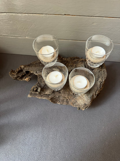 Handgefertigtes Adventsgesteck Winter – vier Weingläser mit Ostseesand auf Treibholz, maritime Weihnachtsdeko