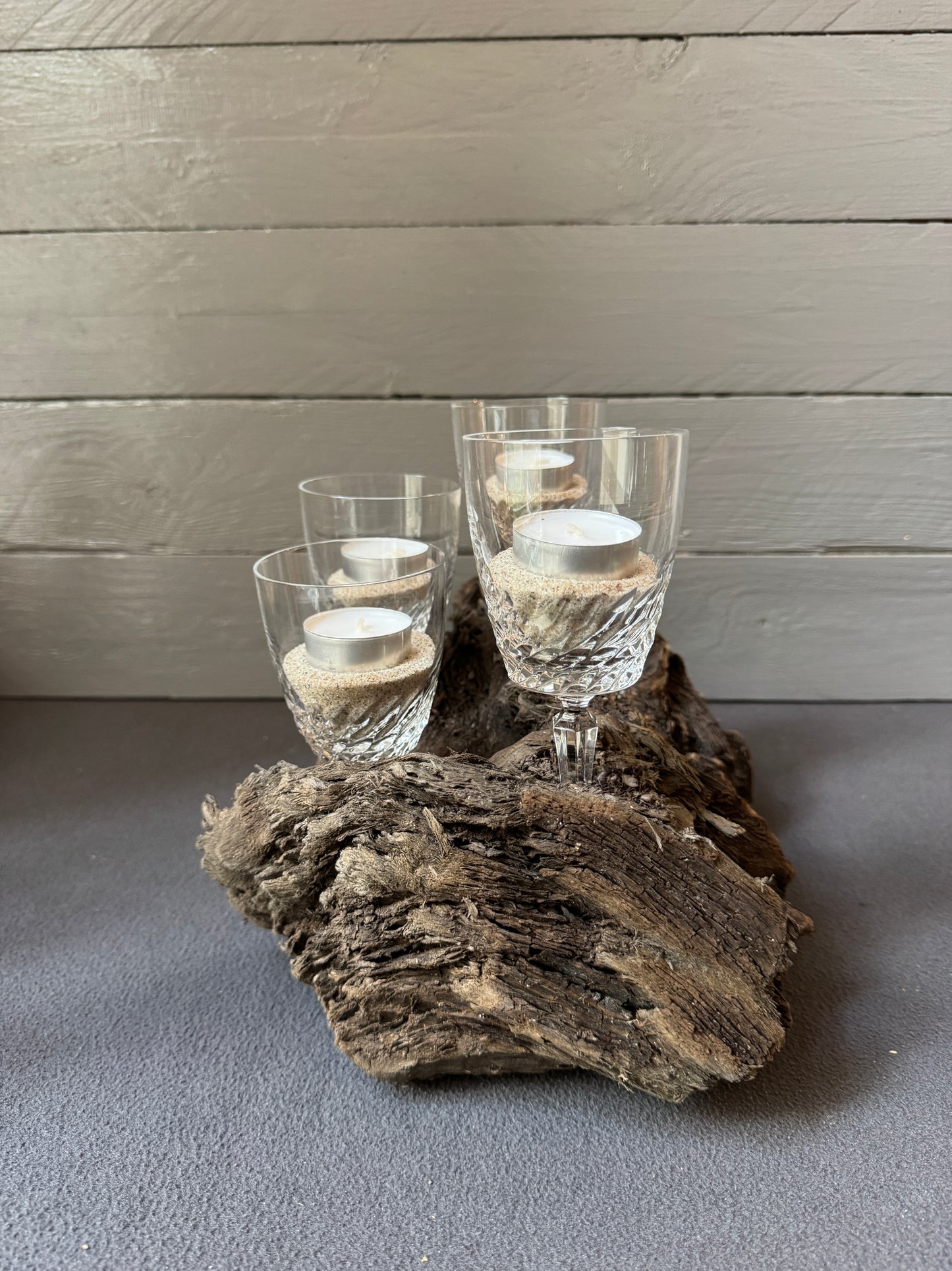 Adventsgesteck Winter – rustikales Treibholz mit Glas-Teelichthaltern, Ostseesand und sanftem Licht