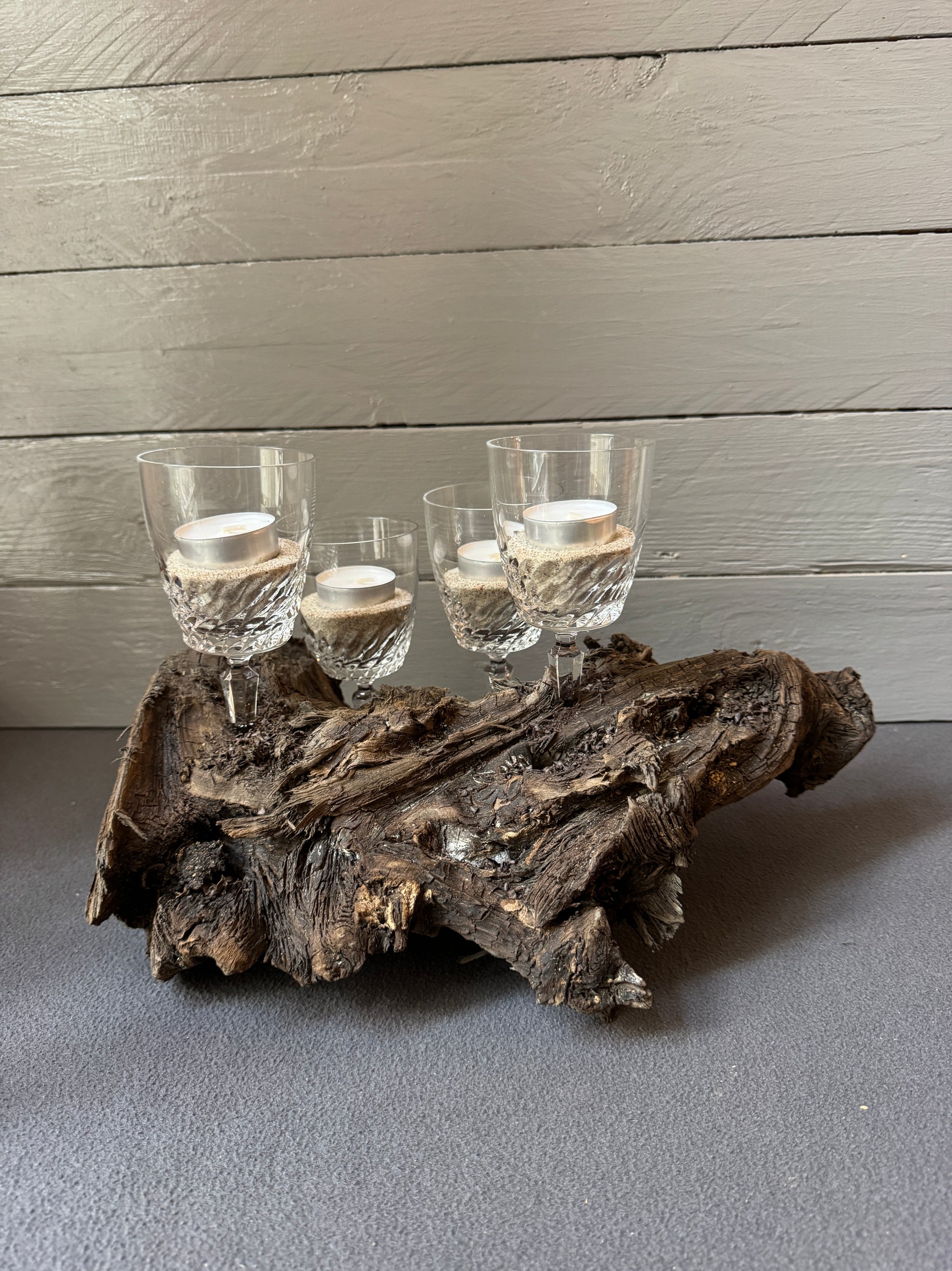 Adventsgesteck Winter – Einzigartiges Treibholz- handgefertigte maritime Winterdeko mit alten Weingläsern und feinem Ostseesand