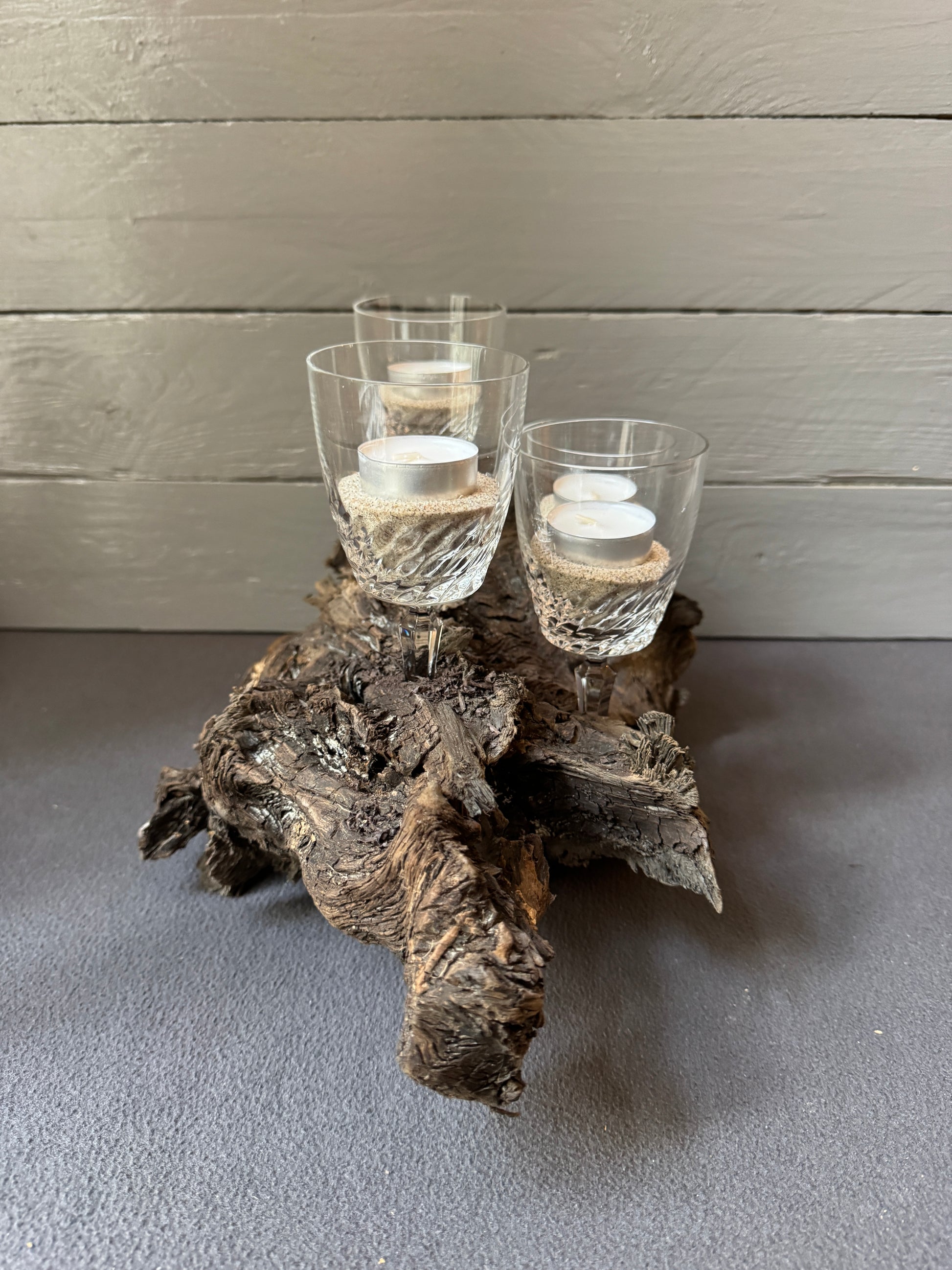 Adventsgesteck Winter – Ostsee-Treibholz mit gläsernen Kerzenhaltern und sanftem Licht für eine festliche Stimmung.