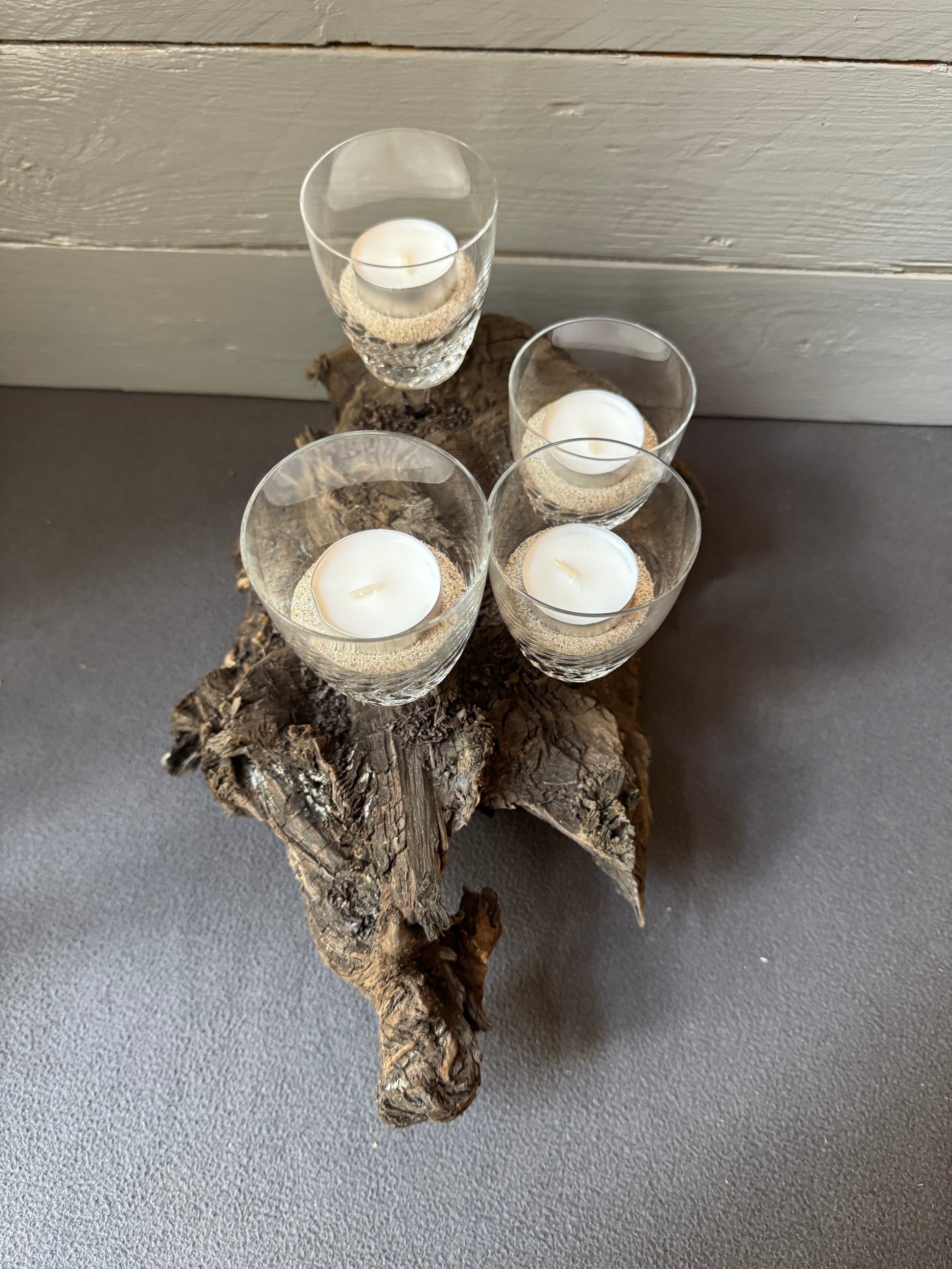 Adventsgesteck Winter – natürliche Weihnachtsdekoration aus Treibholz, Glas und Sand, handgemacht und nachhaltig.