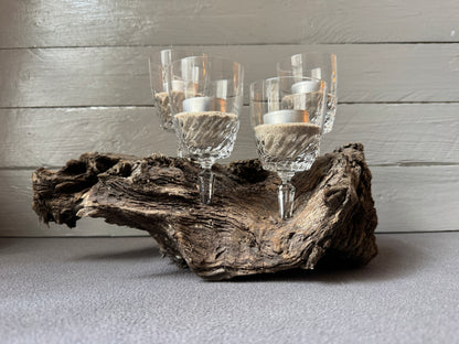 Adventsgesteck Winter aus Treibholz – handgefertigte maritime Weihnachtsdeko mit Weingläsern, Ostseesand und Teelichtern