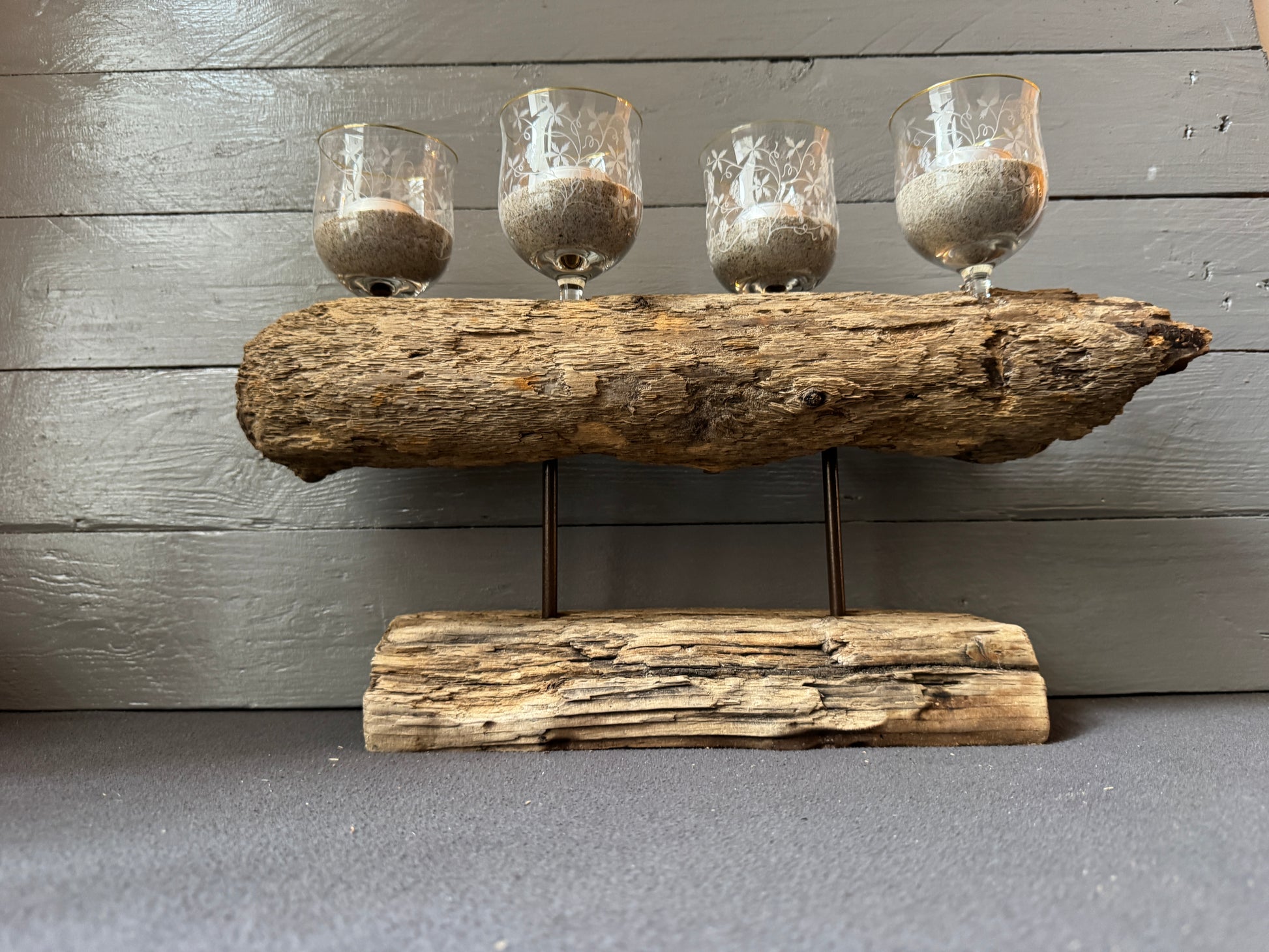 Handgemachtes Weihnachtsgesteck „Schneeküste“ aus recyceltem Holz & Glas