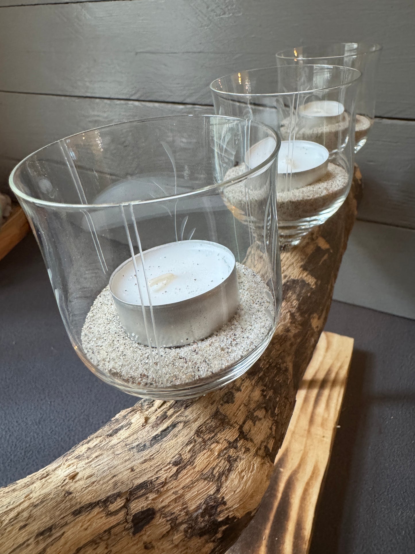 Weihnachtsgesteck „Winterzauber“ – maritimes Design mit vier Teelichthaltern
