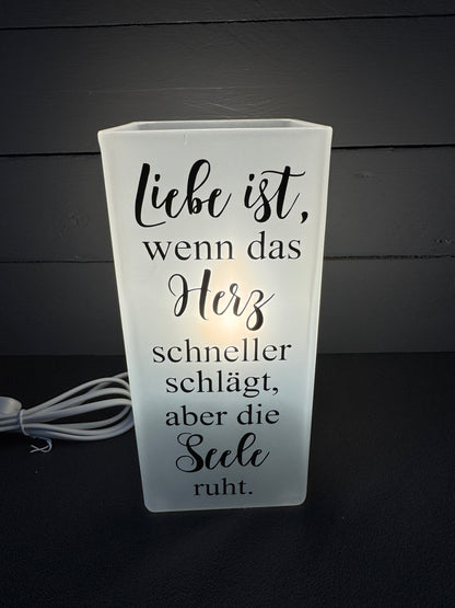 Personalisierbare Glaslampe mit „Liebe ist“-Spruch als Hochzeitsgeschenk mit warmem LED-Licht