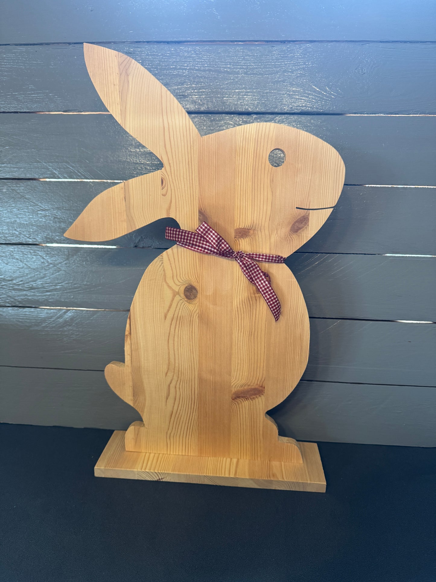 Großer Holz-Osterhase handgefertigt aus Naturholz mit sichtbarer Holzstruktur