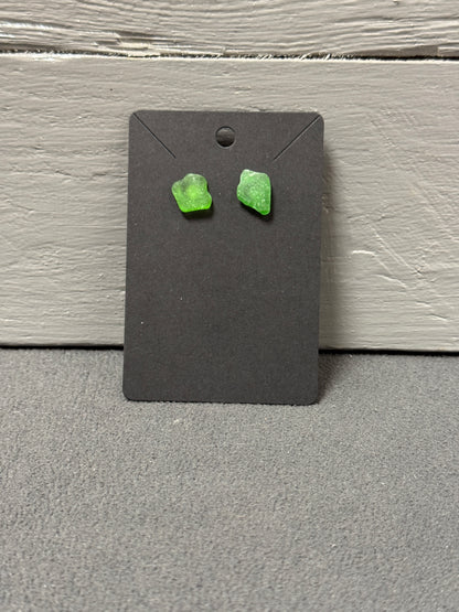 Grüne Meerglas-Ohrstecker, nachhaltig gesammelt an der Ostseeküste.